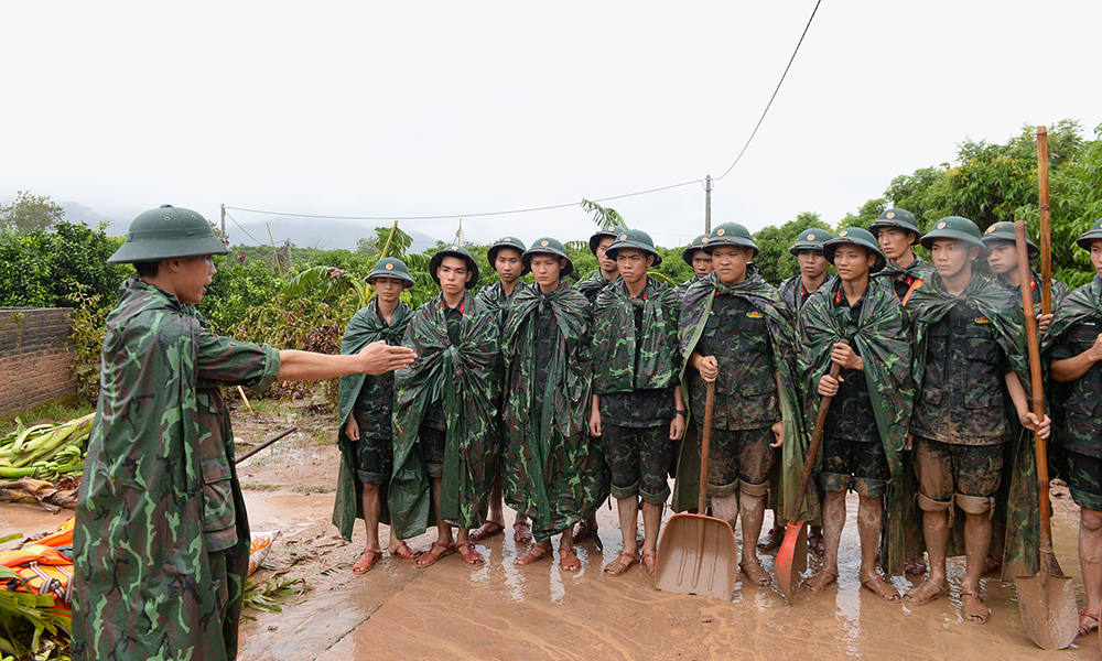 Bộ đội, công an giúp dân khắc phục hậu quả bão lũ